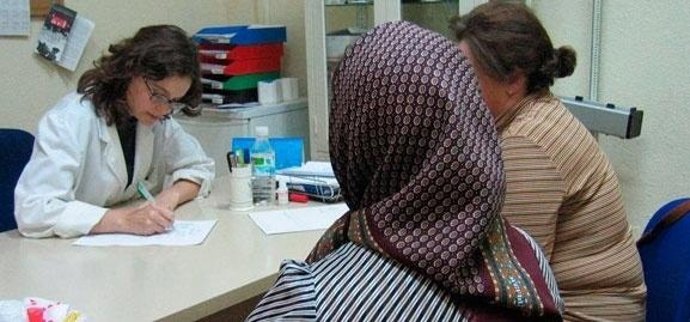 Médico Atendiendo A Inmigrantes
