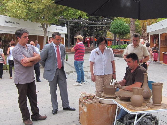 Bielsa (izq), Gómez y Alarcón observan el taller de alfarería 