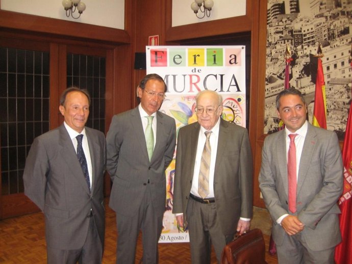 El profesor Gonzalo Sobejano  en el centro junto al alcalde Cámara