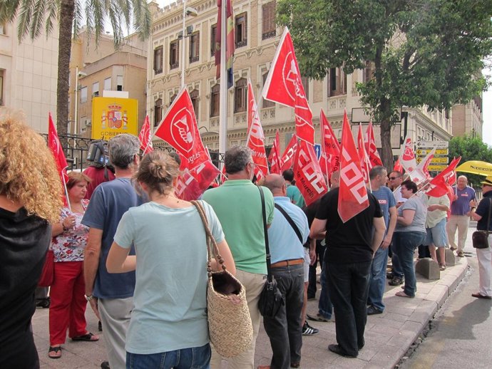 Manifestación sindical en la delegación del gobierno de murcia