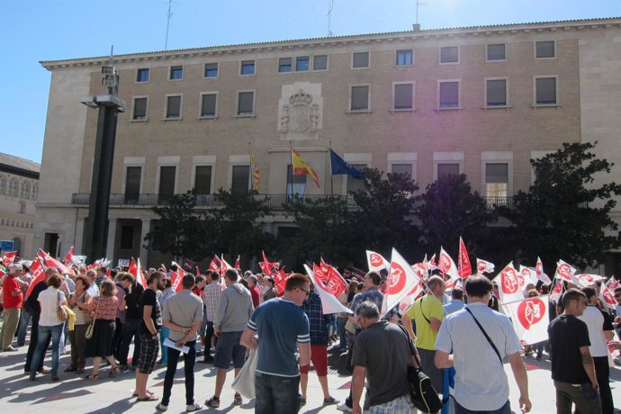 Concentración de la Cumbre Social ante la Delegaciónd el Gobierno en Aragón