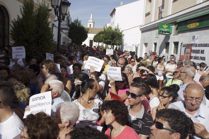Centenares de personas piden justicia para Ruth y José en San Bartolomé. 