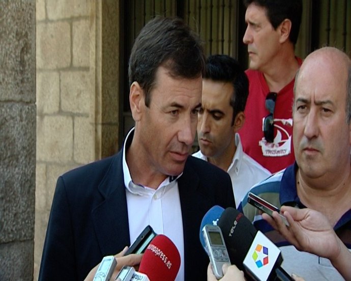 Gómez exige a Aguirre "dimisiones" por incendios