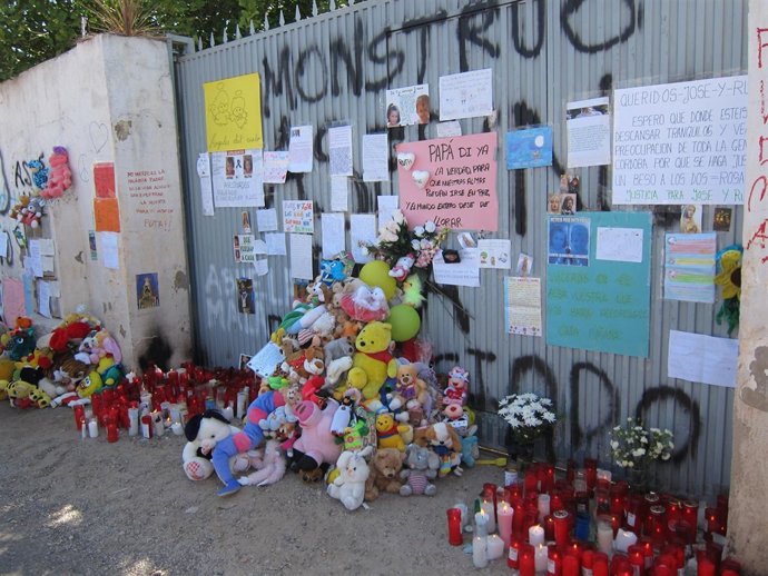 Peluches En La Puerta De La Finca De Las Quemadillas