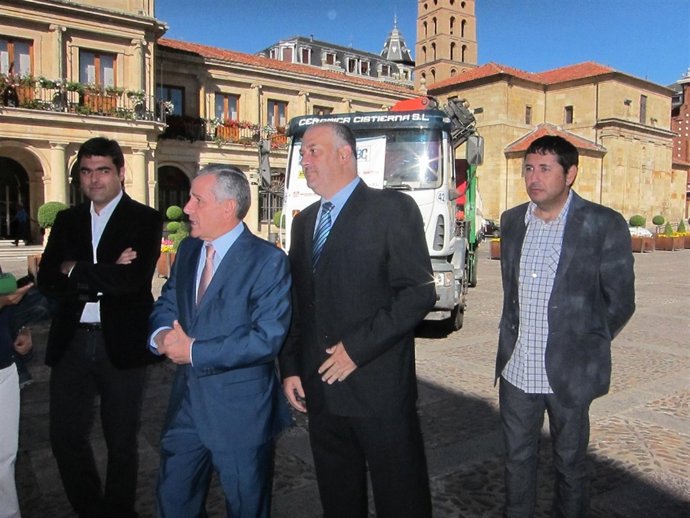  Emilio Gutiérrez Delante Del Camión Con Material De Obra Cedido Por Almaco