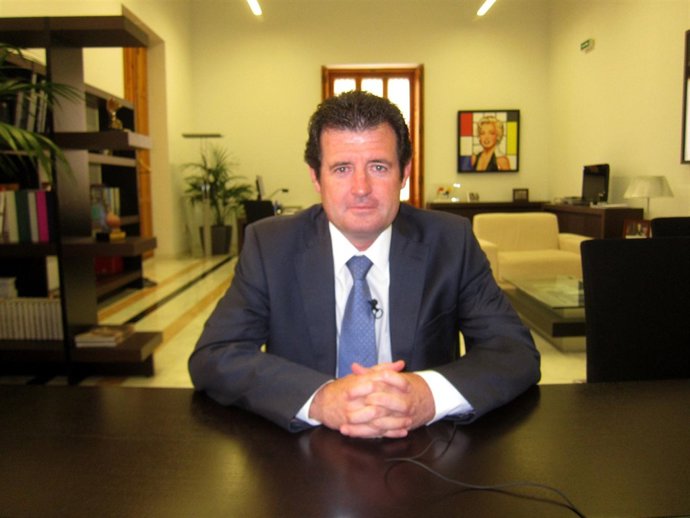 José Císcar En Su Despacho