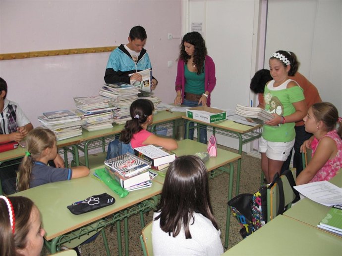 Entrega Libros Texto Gratuitos En Un Colegio De Cantabria 