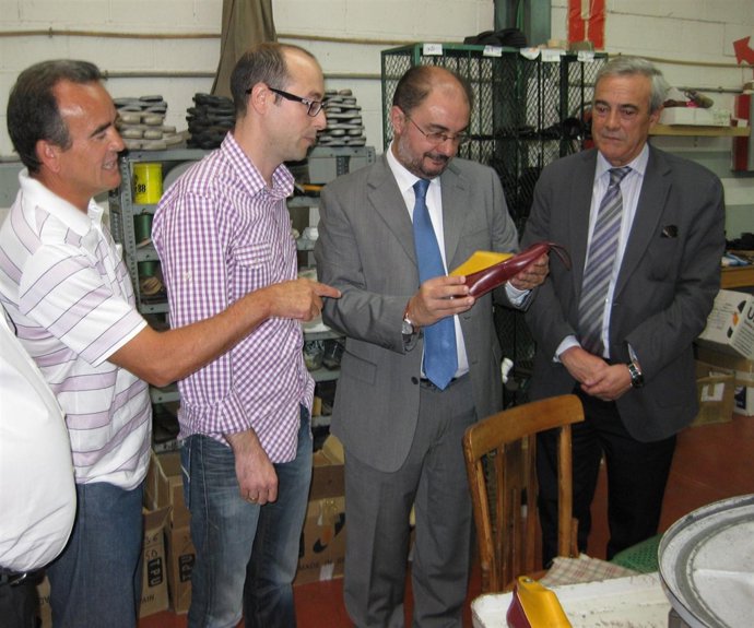Lambán con empresarios del calzado de Illueca