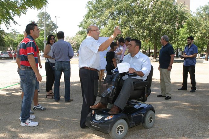 Juan García Camacho visita un nuevo aparcamiento en San Diego (Sevilla)