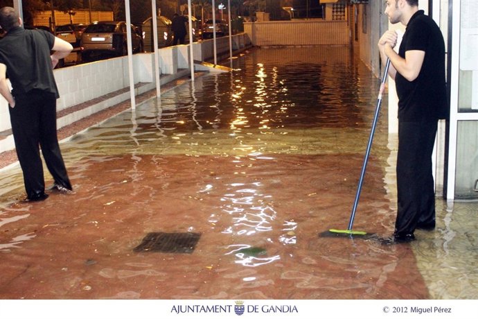 Un Hombre Achica El Agua En Gandia