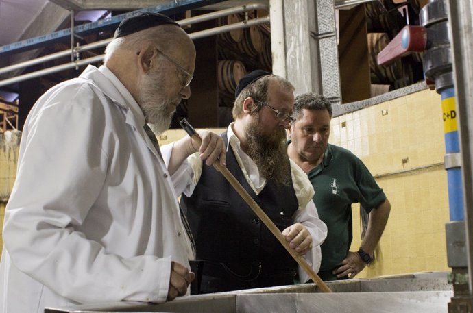 Rabinos Supervisan La Molturación De La Uva Para El Tío Pepe Kosher