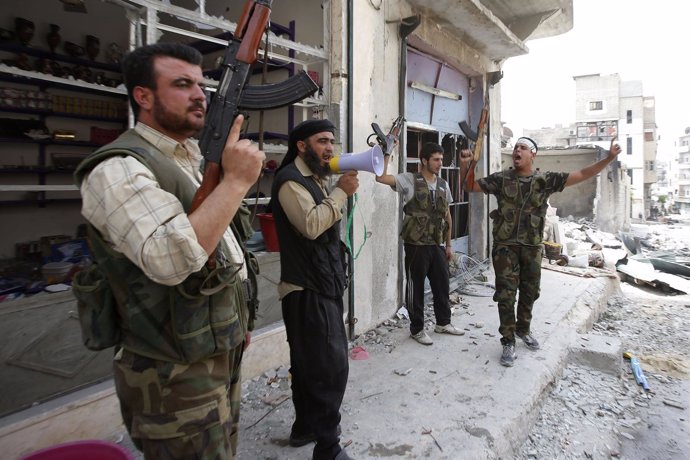 Rebeldes sirios combaten al gobierno en Alepo