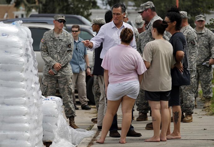 El candidato republicano, Mitt Romney, visita a las víctimas del huracán 'Isaac'