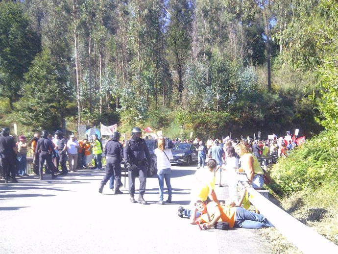 Afectados por preferentes protestan en Soutomaior (Pontevedra)