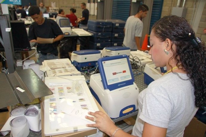 Venezolanos votando