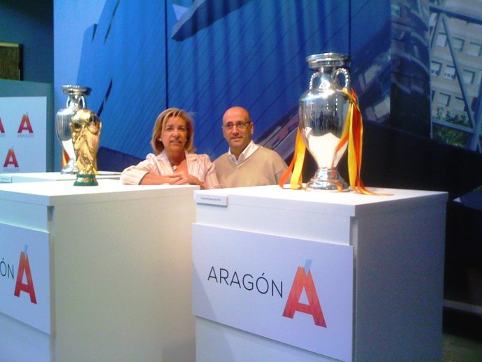 Serrat y Brocate junto a las Copa del Mundo y Eurocopas de Fútbol