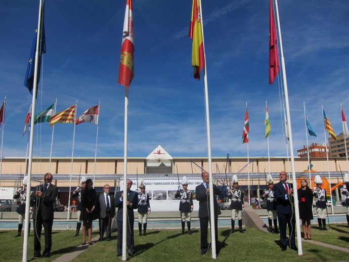 Las autoridades inauguran la Feria de Muestras con el izado de banderas