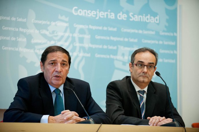 Antonio Maria Saez Aguado (izq) informa de la atención a inmigrantes.