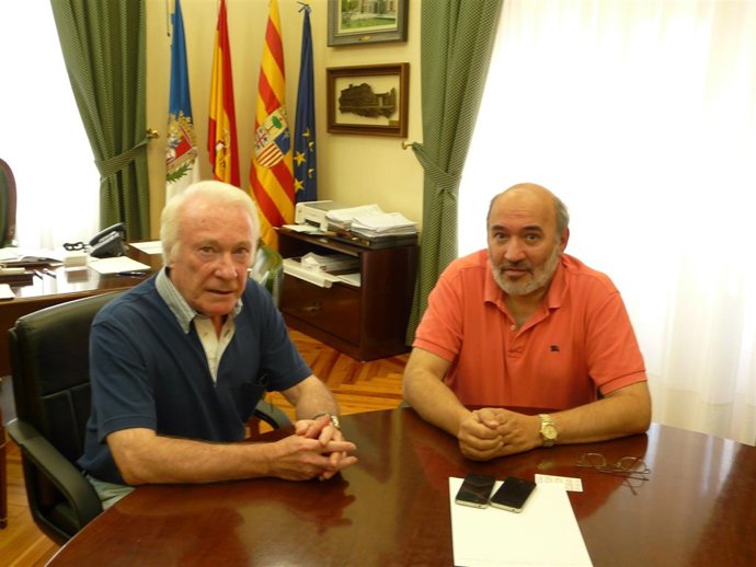 El cantante José María Dalda (izda) con alcalde de Calatayud, José Manuel Aranda