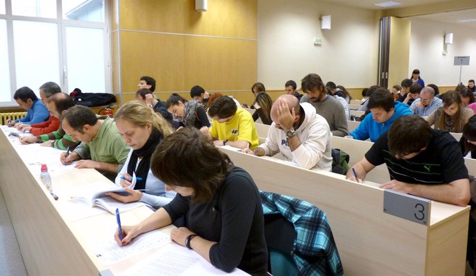Estudiantes de la UNED de Pamplona en un exámen.
