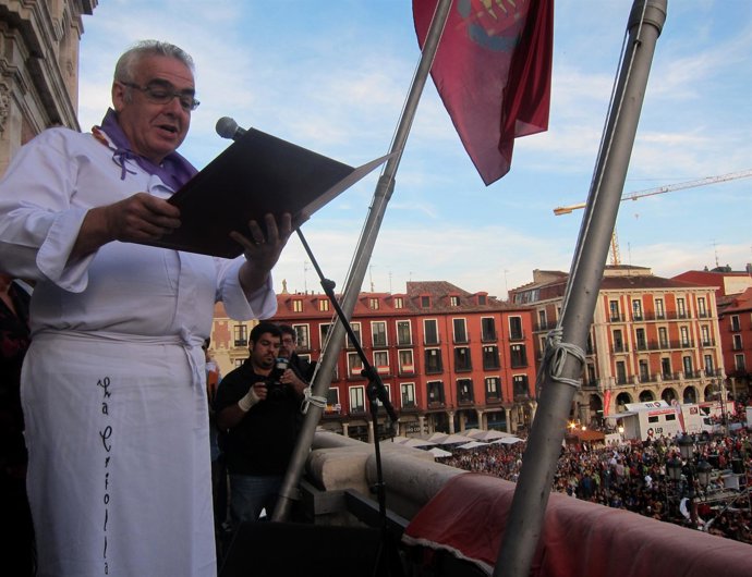 Paco Martínez dirige su pregón al público de la Plaza Mayor de Valladolid
