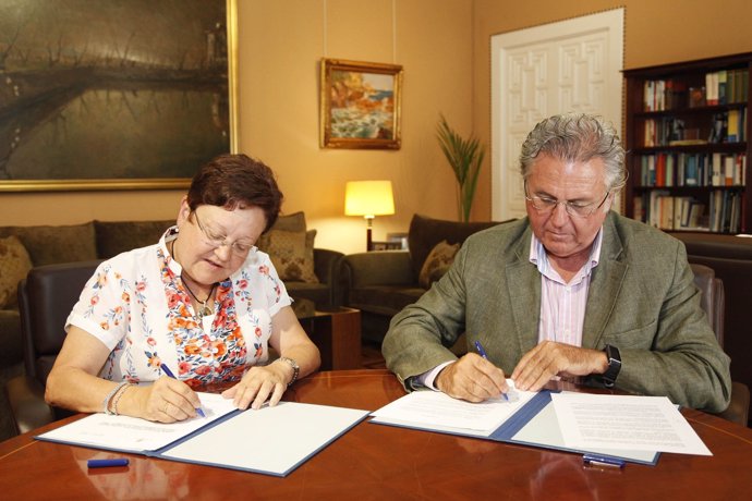 Luisa Pastor Y José Antonio Escribà Firman El Acuerdo