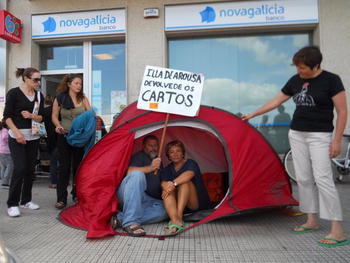 Protesta de afectados por las preferentes en A Illa