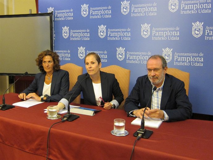 Los concejales de NaBai Itziar Gómez (i), Uxue Barkos e Iñaki Cabasés.