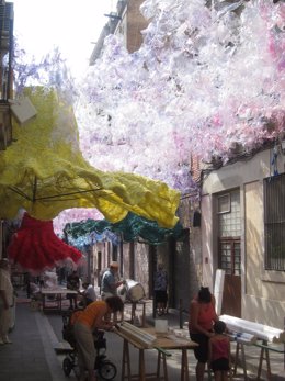 Calle Fraternitat engalanada por las fiestas de Gràcia