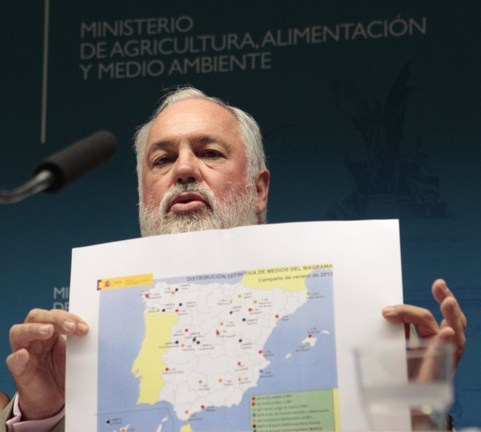 Arias Cañete muestra un mapa de zonas quemadas