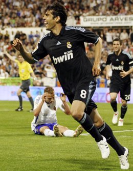 Raúl y Kaká mantienen al Real Madrid