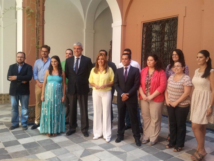 La Consejera De Presidencia Y Los Nuevos Delegados Del IAJ