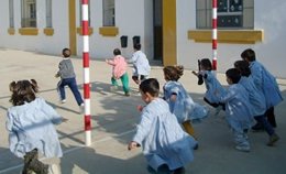 Niños Jugando En Un Colegio Andaluz