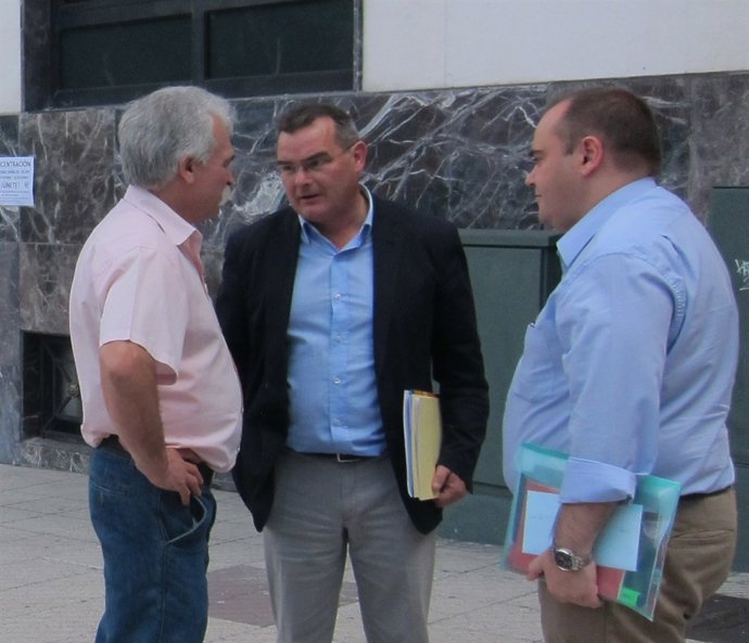 González ( centro) conversa con un representante de los encerrados del Sespa.