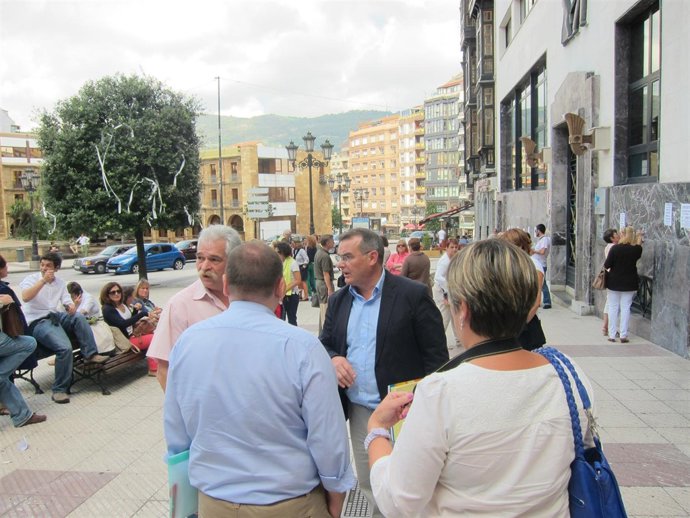 González (centro) conversa con un representante de los encerrados del Sespa.