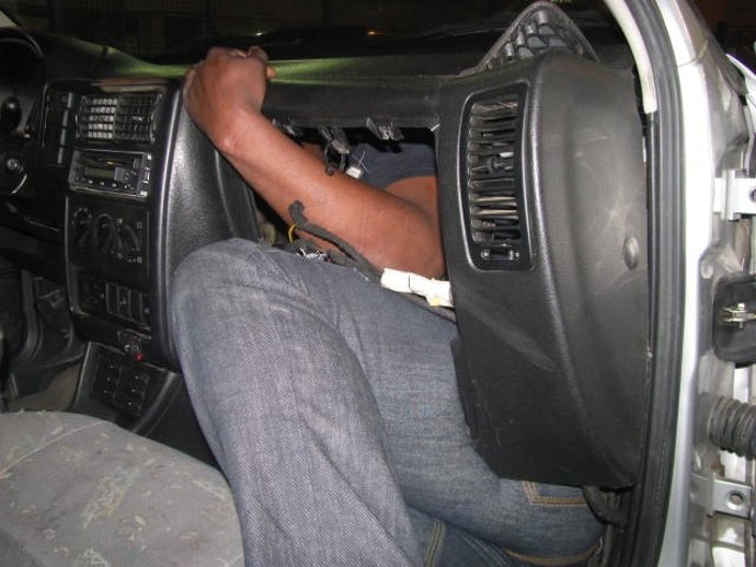 Un subsahariano bajo el salpicadero de un automóvil