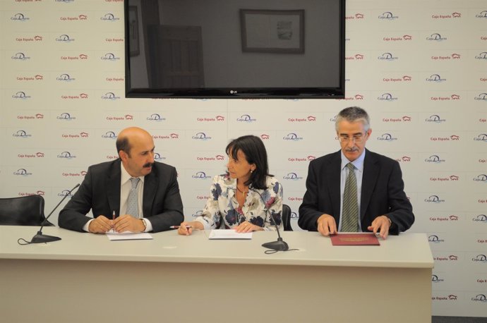 Firma del convenio de colaboración entre Caja España-Duero y Cruz Roja