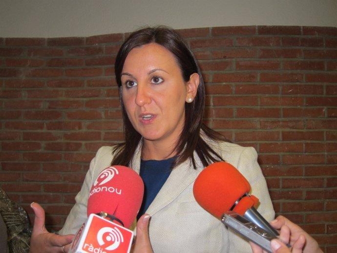 María José Catalá atendiendo a los medios de comunicación