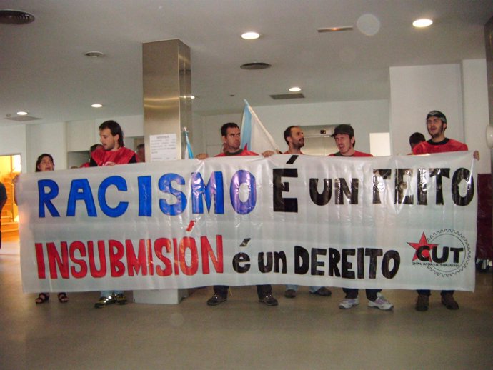 Concentrados en el ambulatorio Concepción Arenal en contra del decreto sanitario