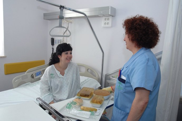 Una Enfermera Entrega La Comida A Una Paciente En El Reina Sofía De Córdoba
