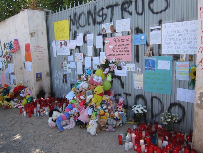 Peluches En La Puerta De La Finca De Las Quemadillas