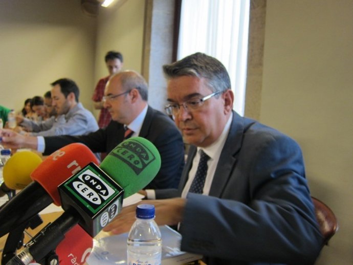 Vela Atiende A Los Medios De Comunicación