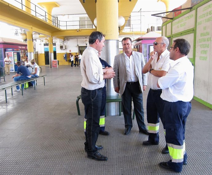 Espadas y Cabrera con trabajadores de la estación del Prado