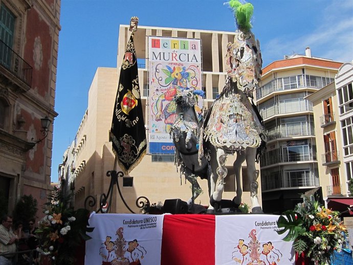 Muestra de los Caballos del Vino de Caravaca en la plaza del Cardenal Belluga