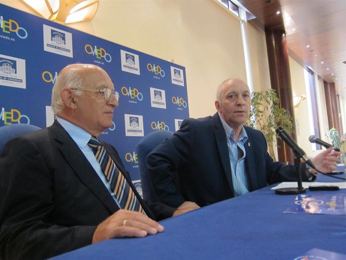 Quevedo (derecha) y Oro, durante la presentación de los actos.