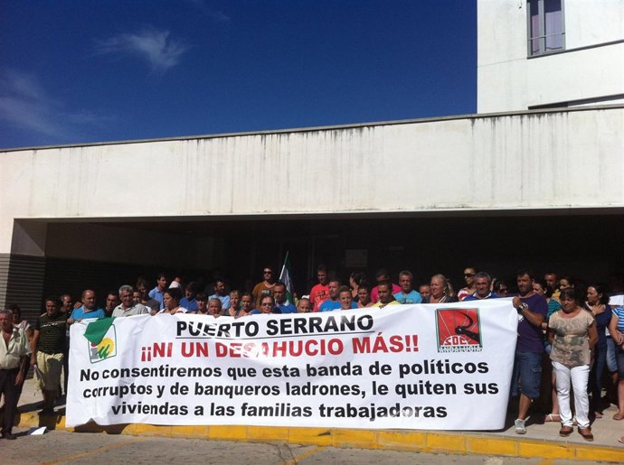 Concentración Contra Los Desahucios En Puerto Serrano