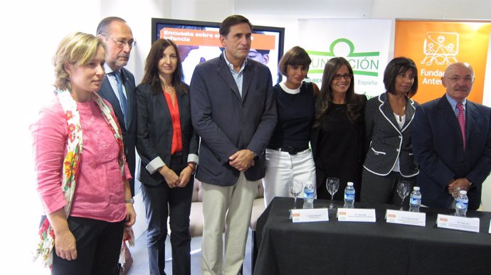 Foto De Familia De Los Representantes De Las Fundaciones De Antena3 Y Grunenthal