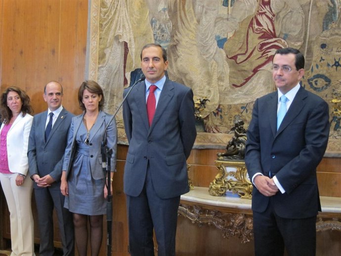 El nuevo rector de la UN, Alfonso Sánchez-Tabernero, junto al rector saliente.