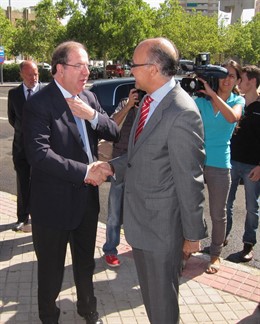 El presidente de la Junta junto al delegado del Gobierno, Ramiro Ruiz Medrano