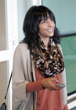 Raquel del Rosario muy sonriente móvil en mano 